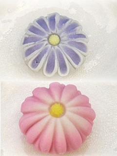 Современные вагаси в виде цветков хризантем